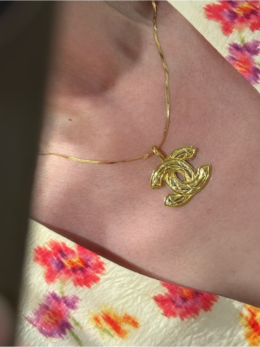 CHANEL Gold Interlocking CC Pendant Necklace - Picture 1 of 7